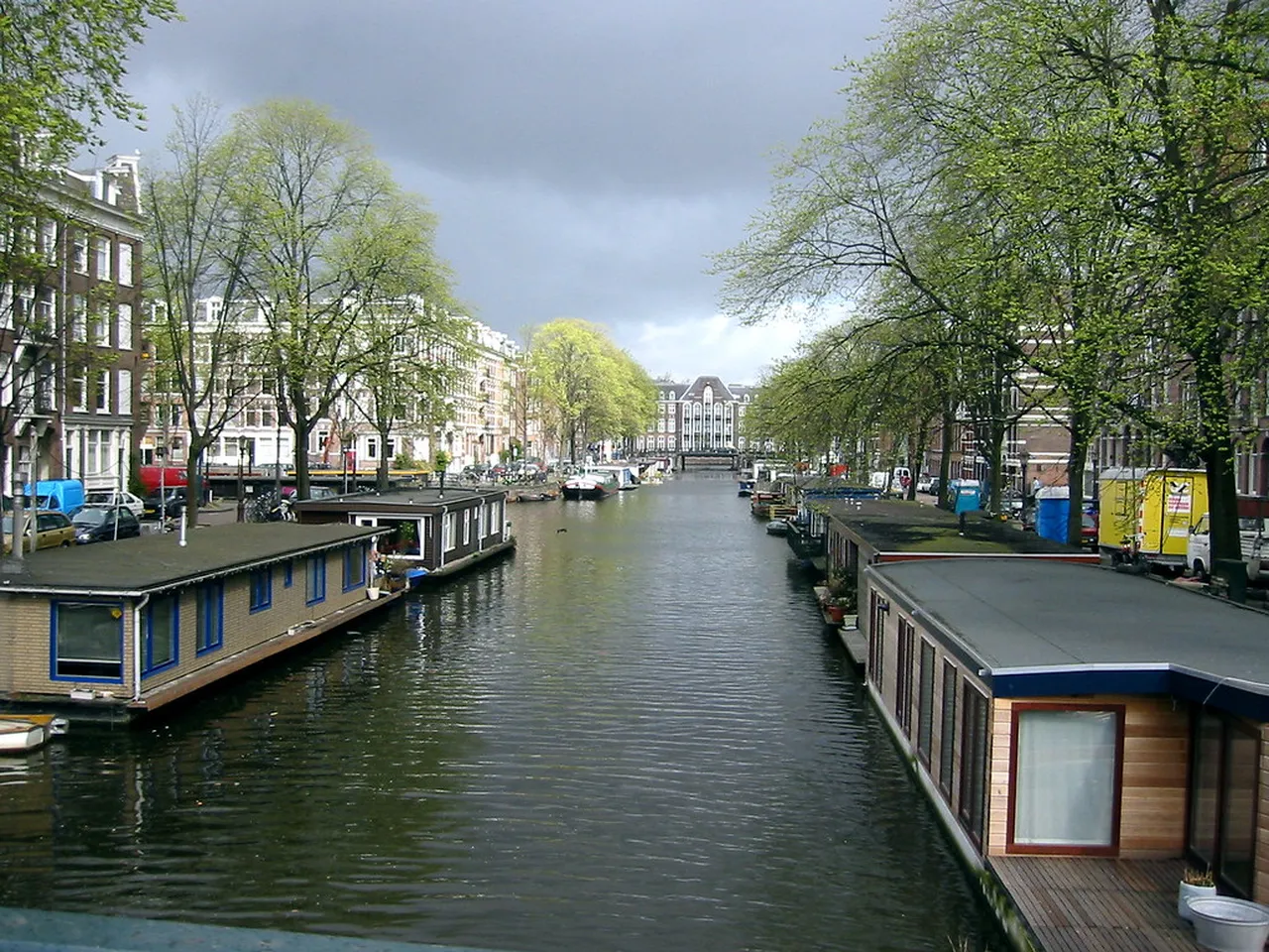1. Discover Amsterdam’s Canals: A Scenic Boat Tour