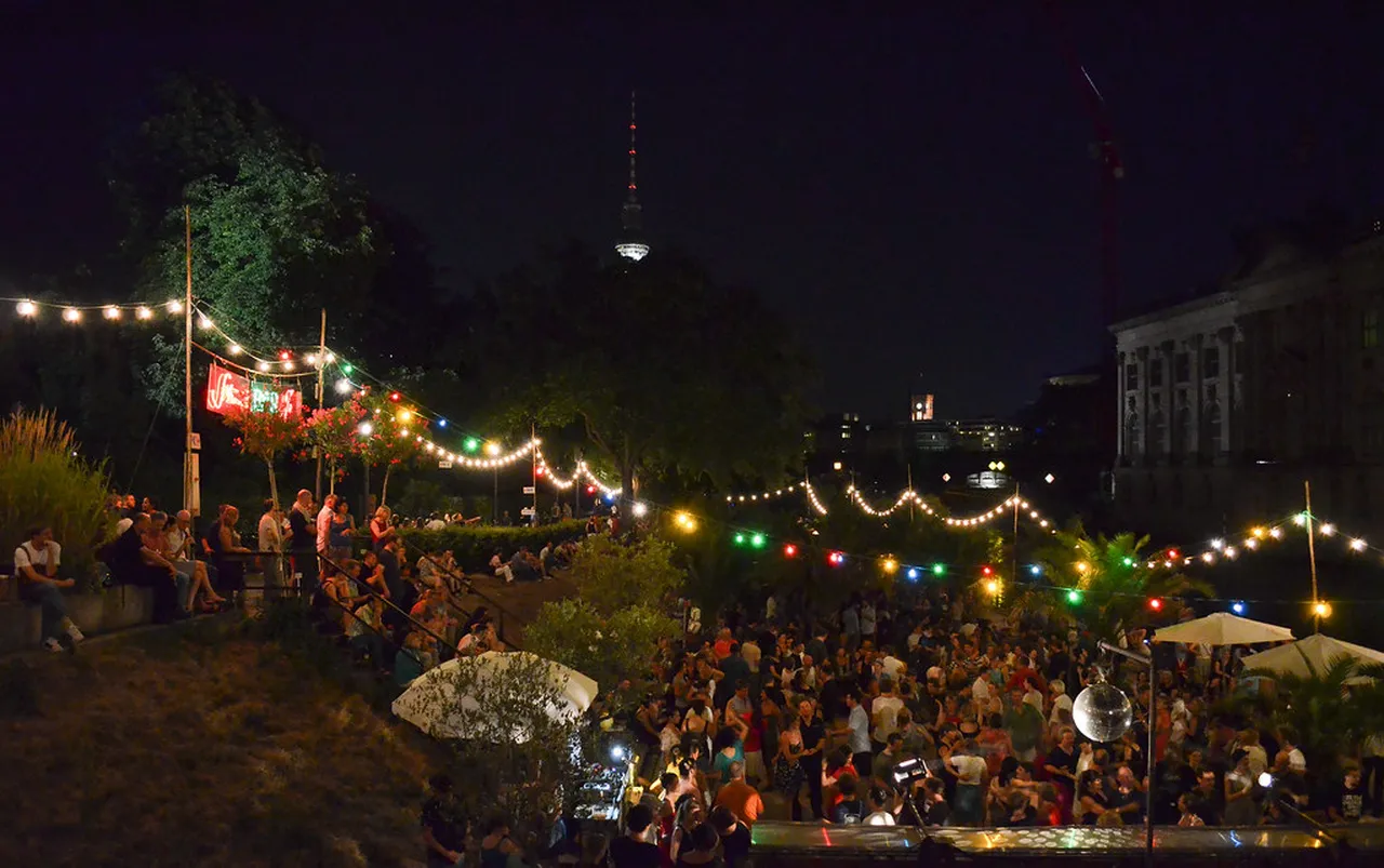 4. Explore the Open-Air Nightlife Scene in Tempelhofer Feld