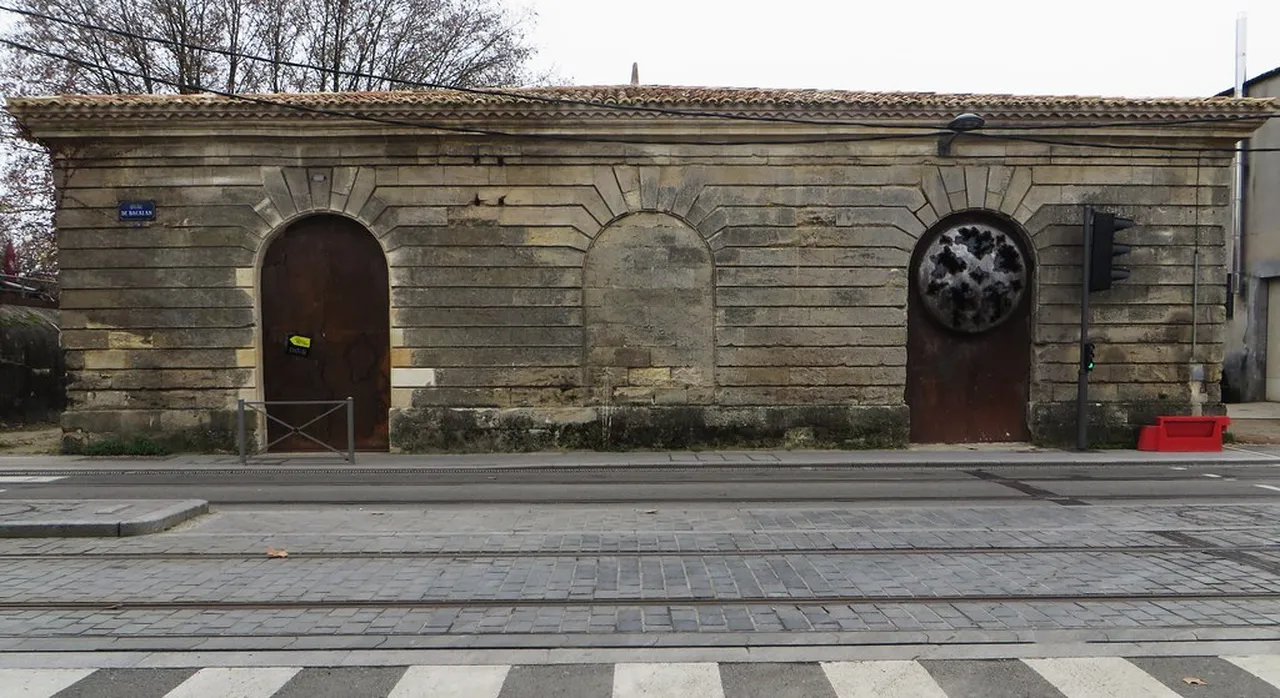 4. Stroll Through the Charming Streets of Bordeaux’s Historic Center