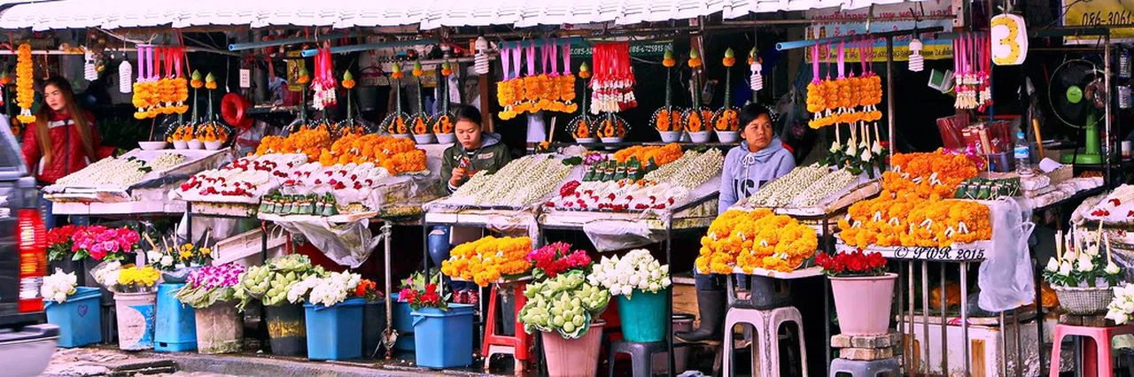 2. Experience the Lantern Festival: Yi Peng and Loy Krathong