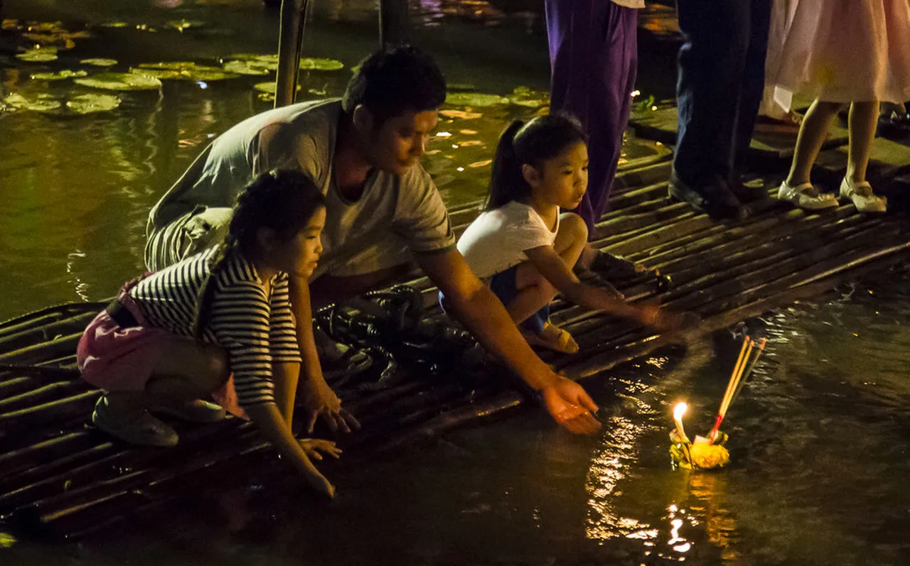 4. Loi Krathong Festival: Floating Wishes on the River