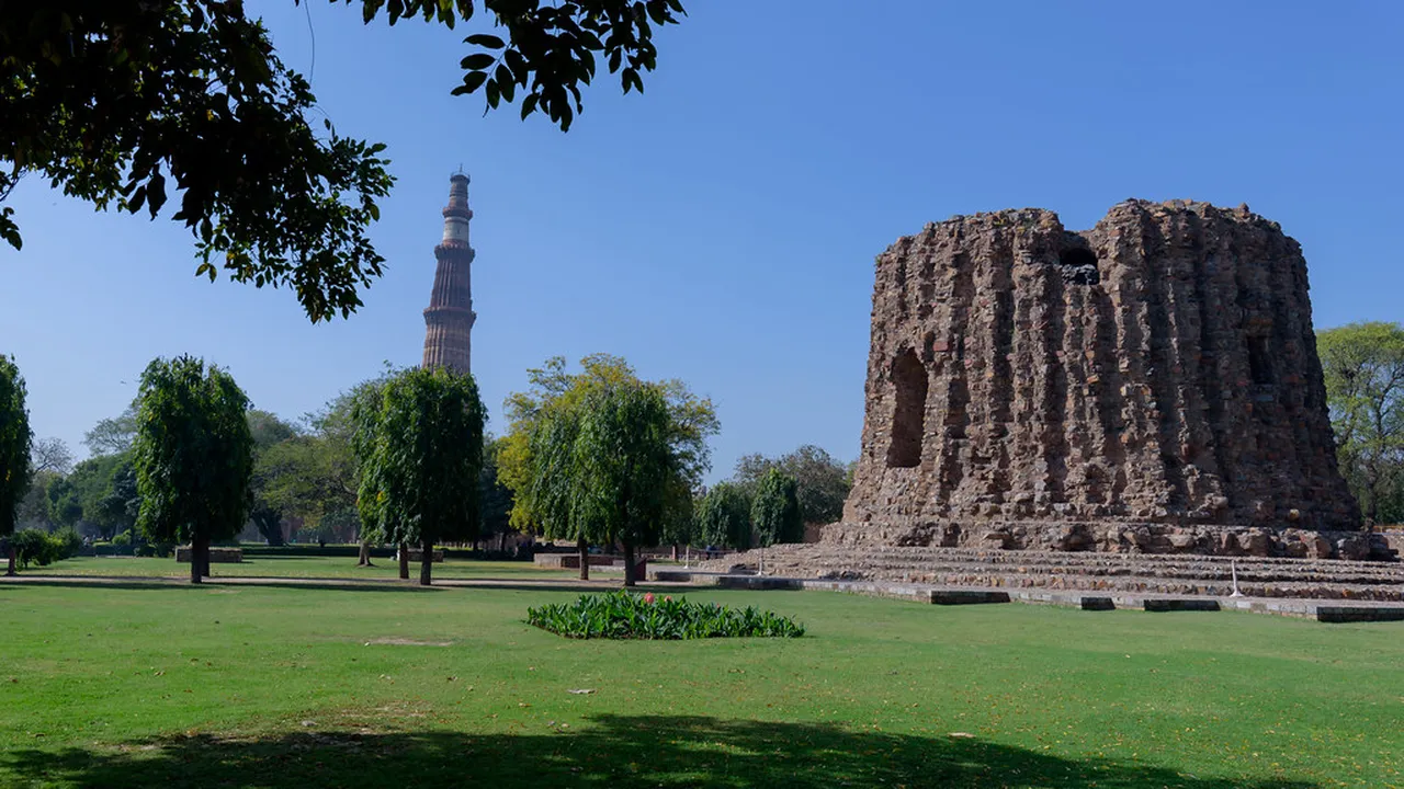 5. Celebrating Festivals: Diwali and Holi in the Heart of Delhi