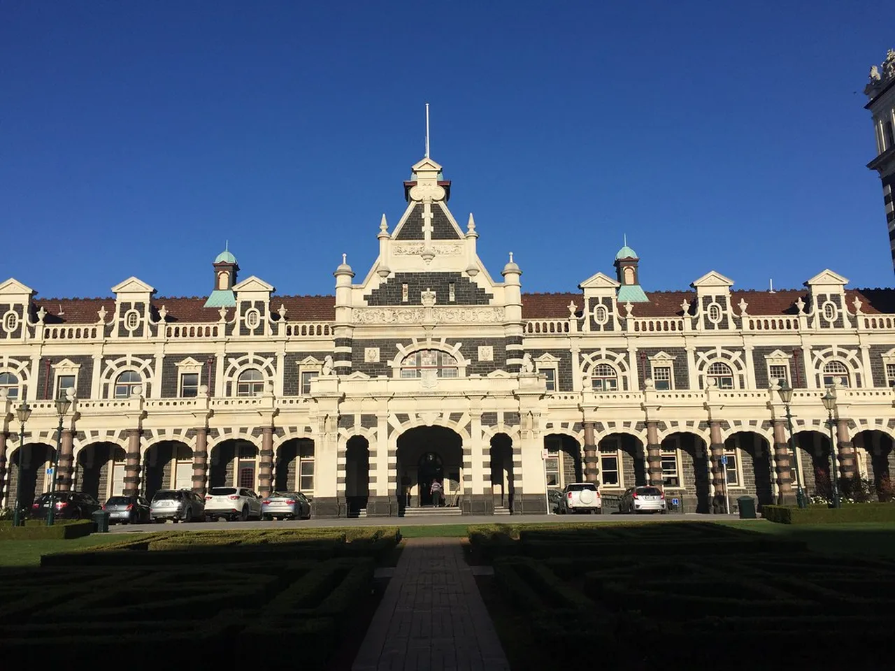 1. Visit the Iconic Dunedin Railway Station: A Masterpiece of Architecture