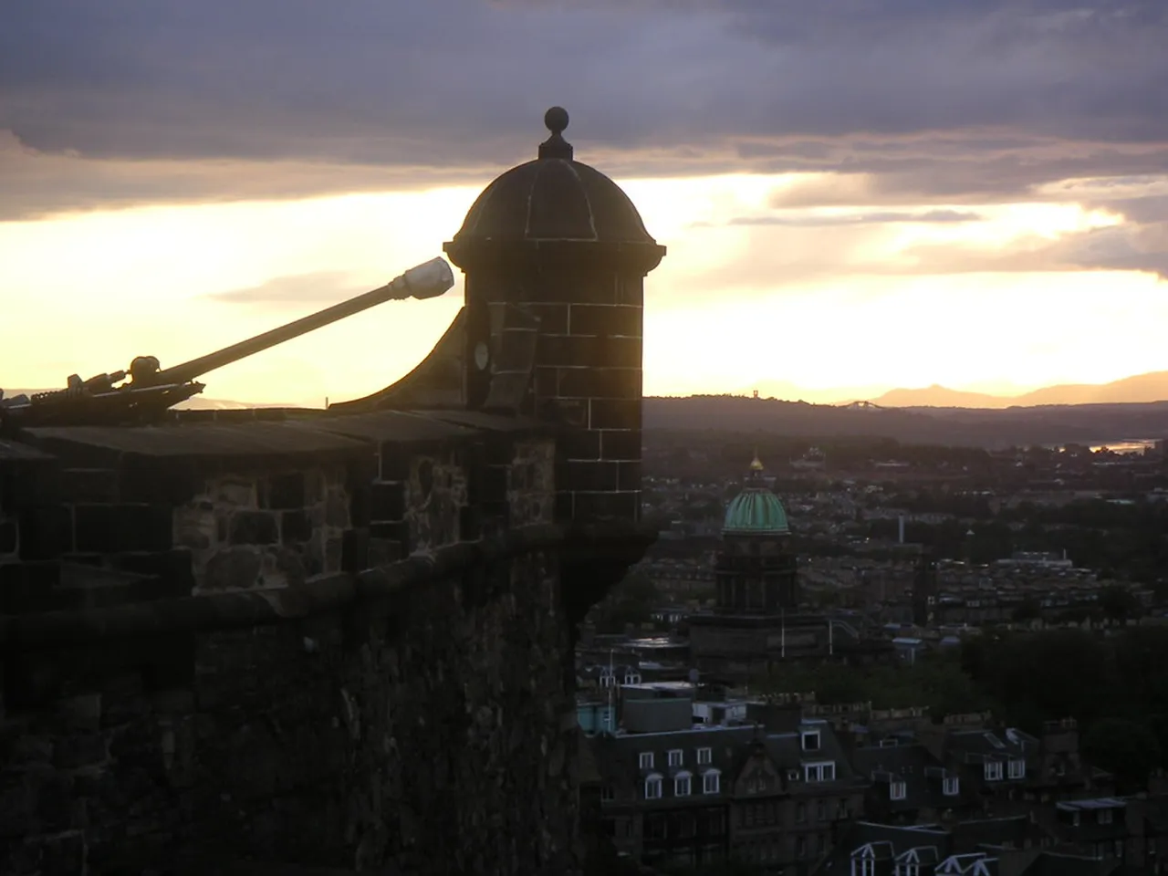 2. Strolling the Royal Mile: A Historic Thoroughfare