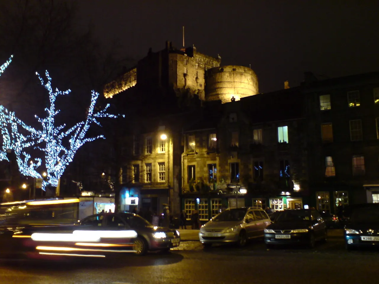 1. Experience the Historic Pubs of Edinburgh Nightlife