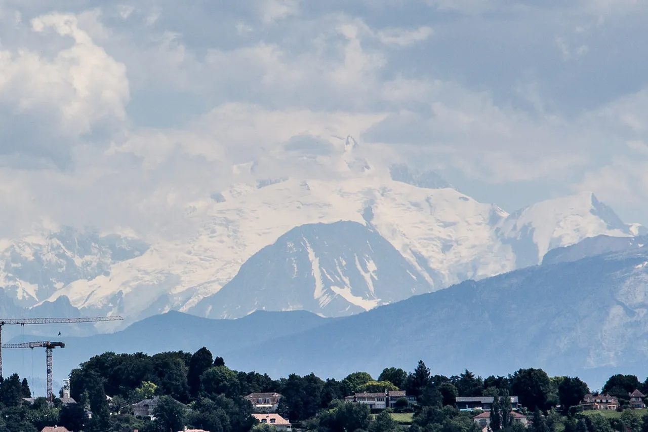 2. Tranquil Kayaking on Lake Geneva: A Different Perspective