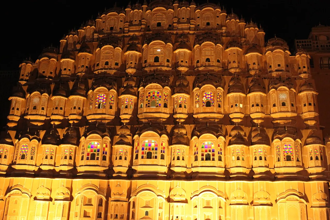 2. Explore the Majestic Amber Fort: A Royal Retreat