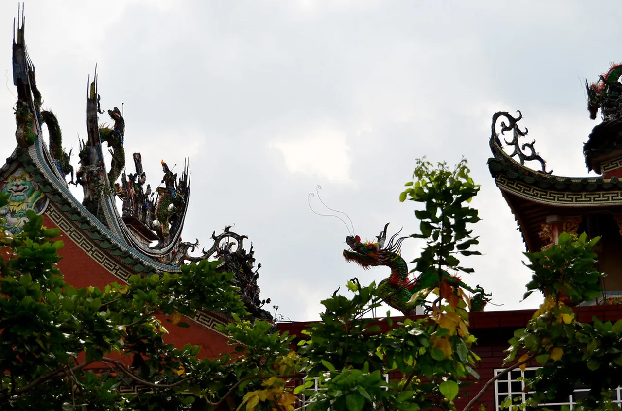 1. Discover the Traditional Arts at Liuhe Night Market