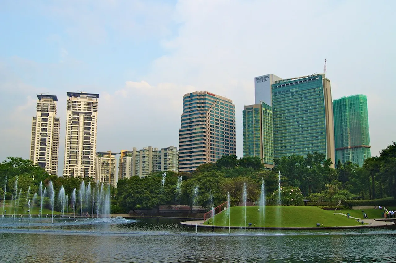 1. Exploring the Historic Streets of Chinatown: A Cultural Melting Pot