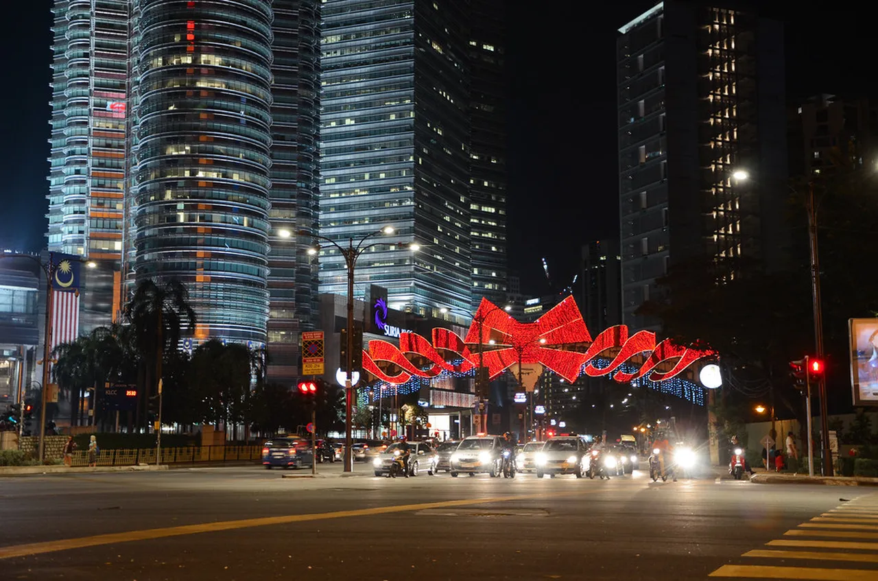 2. Discover the Local Night Markets: Tastes and Treasures