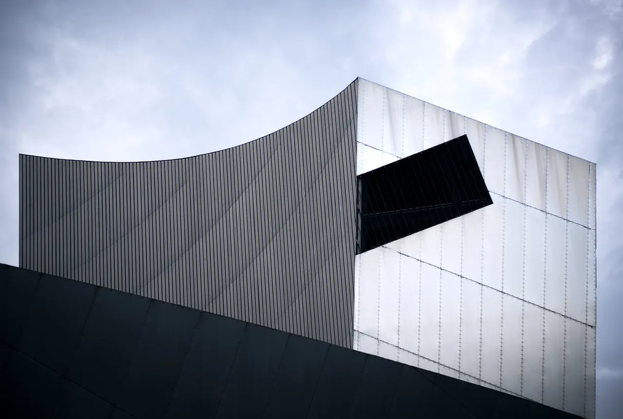 1. Exploring Manchester’s Art Scene: Galleries and Street Art