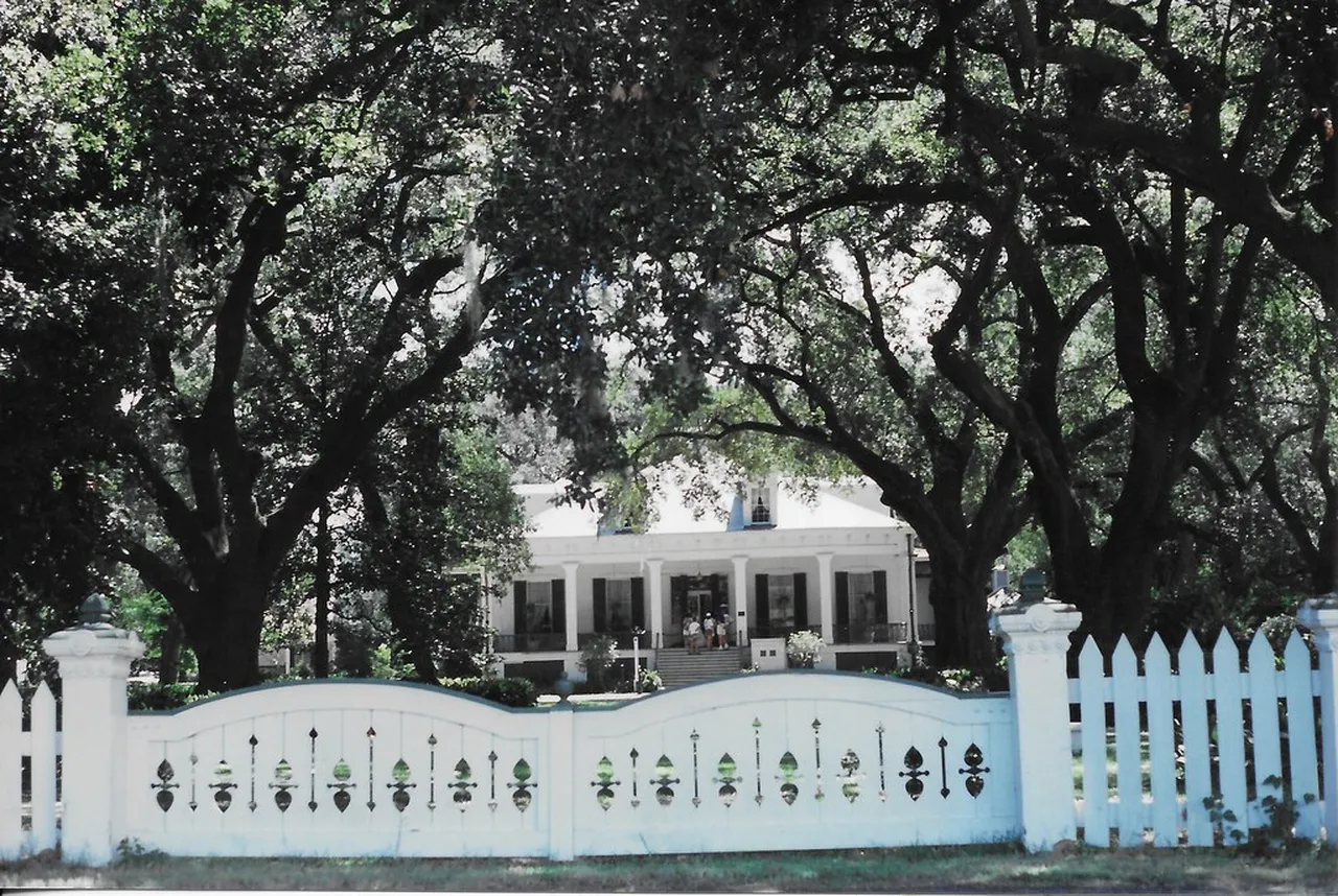 2. Explore the Historic French Quarter: A Cultural Treasure
