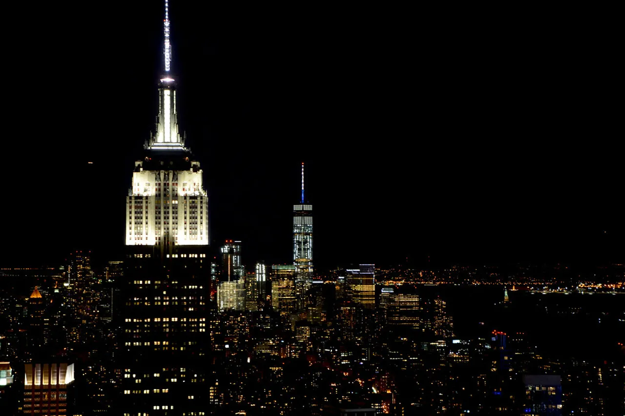 2. Rooftop Bars: Sip Cocktails with Stunning Skyline Views