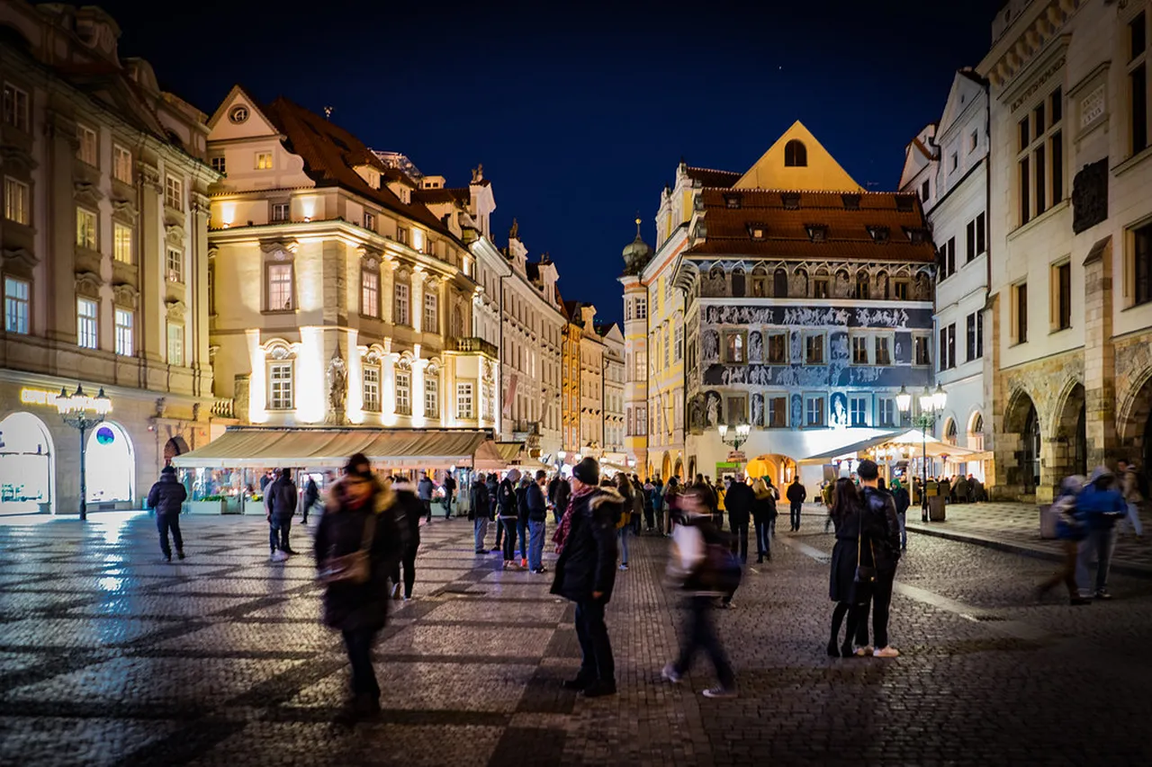 4. Experiencing the Vibrant Old Town Square After Dark