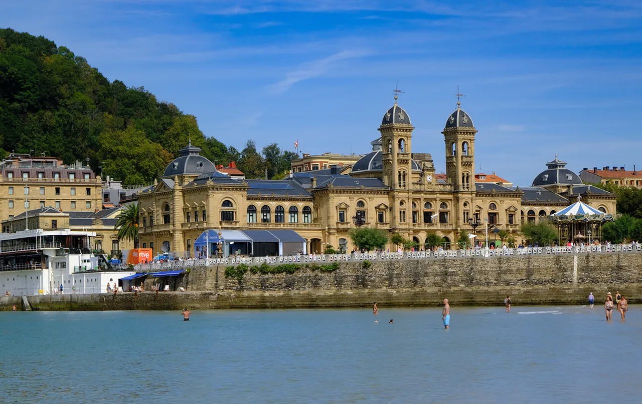 2. Old Town (Parte Vieja): A Taste of Local Culture and Flavors
