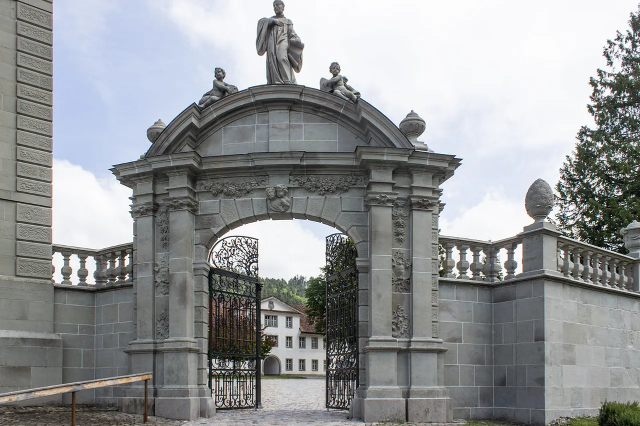 2. Exploring the Majestic Santiago Cathedral: A Must-Visit Landmark