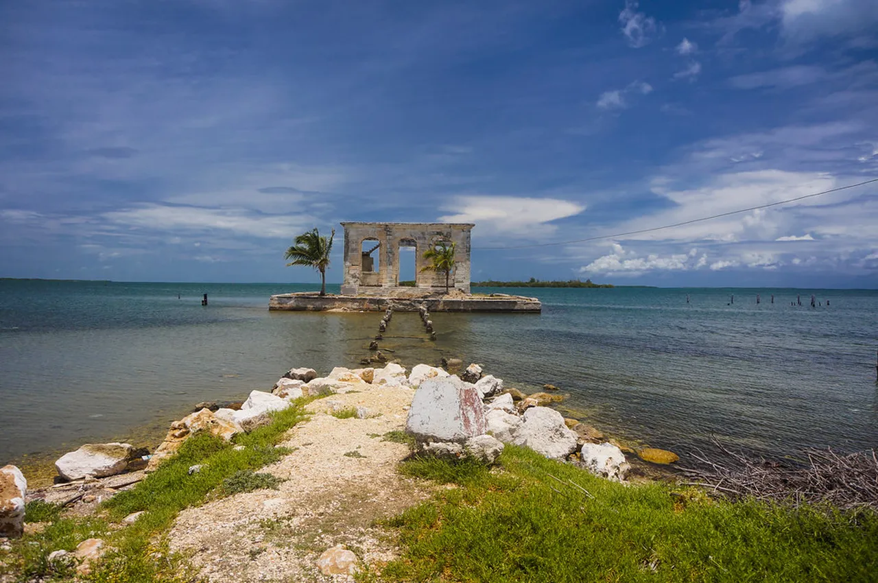 3. Wander Through Parque de Cespedes: The City’s Vibrant Heart