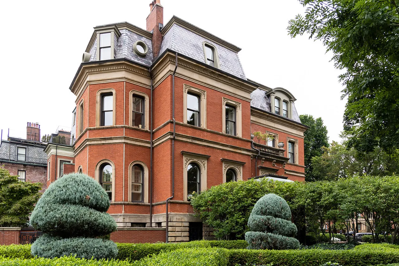 2. Explore Savannah’s Historic District: A Journey Back in Time