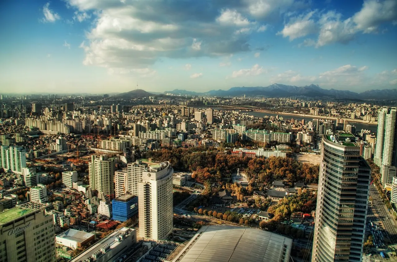 5. Explore the Bustling Insadong: Traditional Crafts and Art Awaits