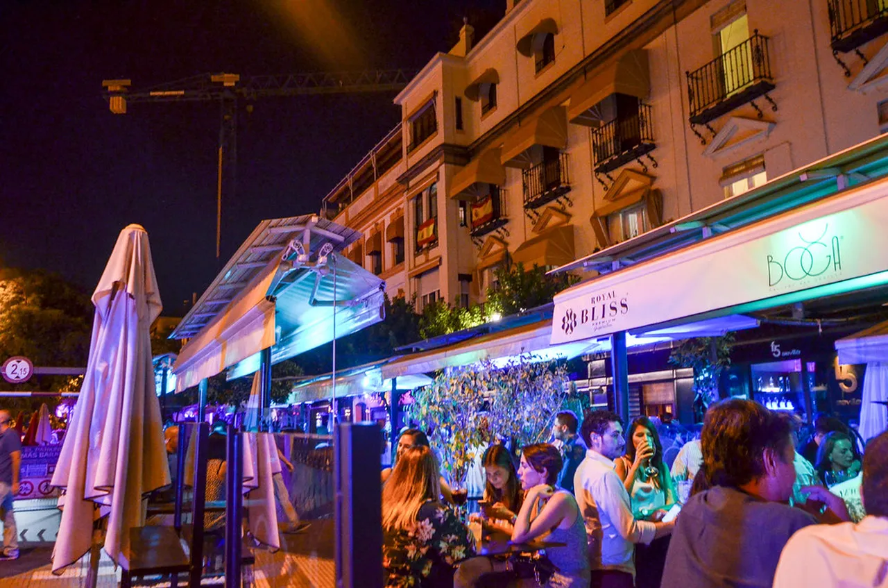 4. Explore the Historic Barrio Santa Cruz: Night Wanderings
