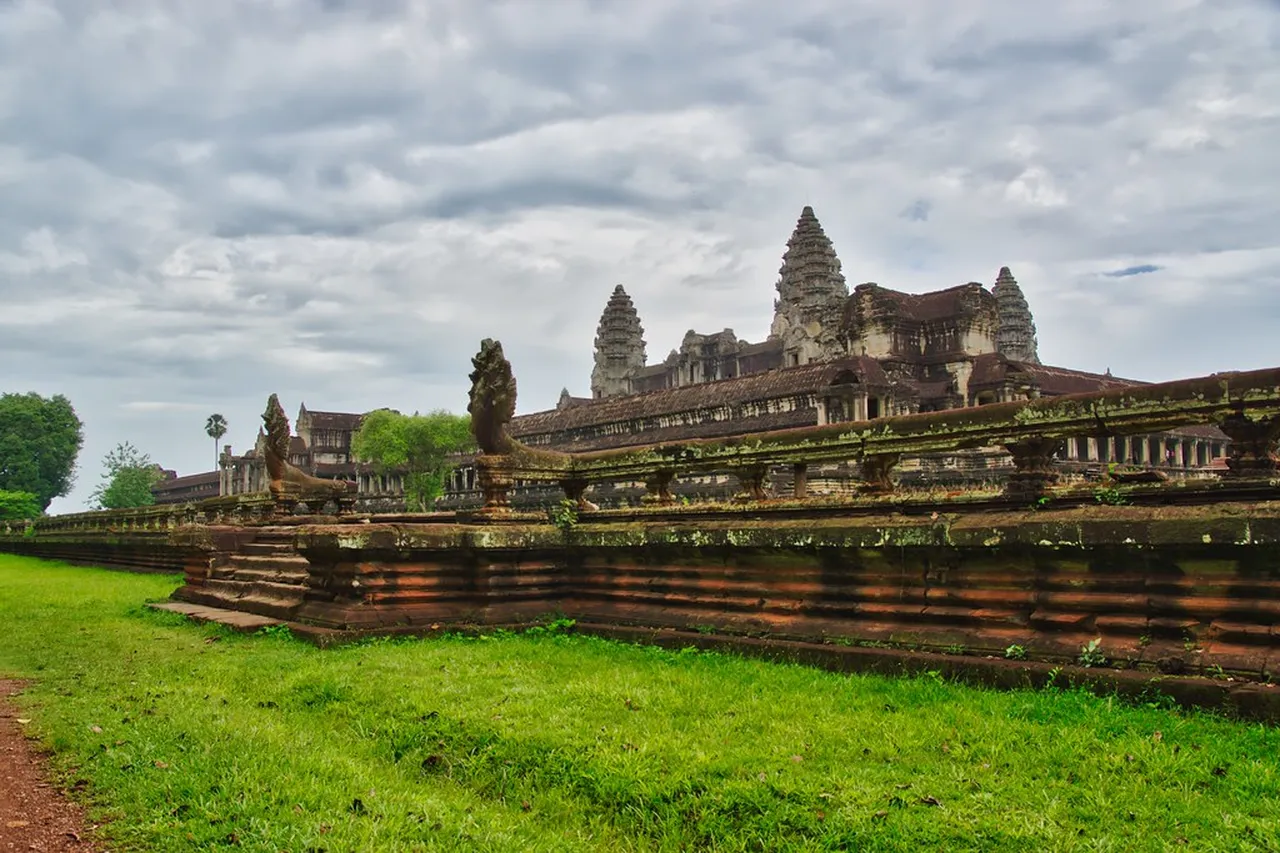 1. Discover the Majestic Angkor Wat: A Cultural Icon