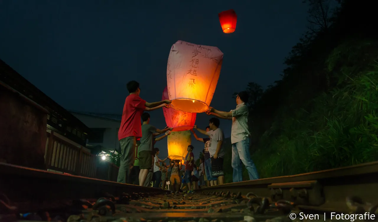 1. Indulge in Street Food: A Gourmet Tour of Shilin Night Market