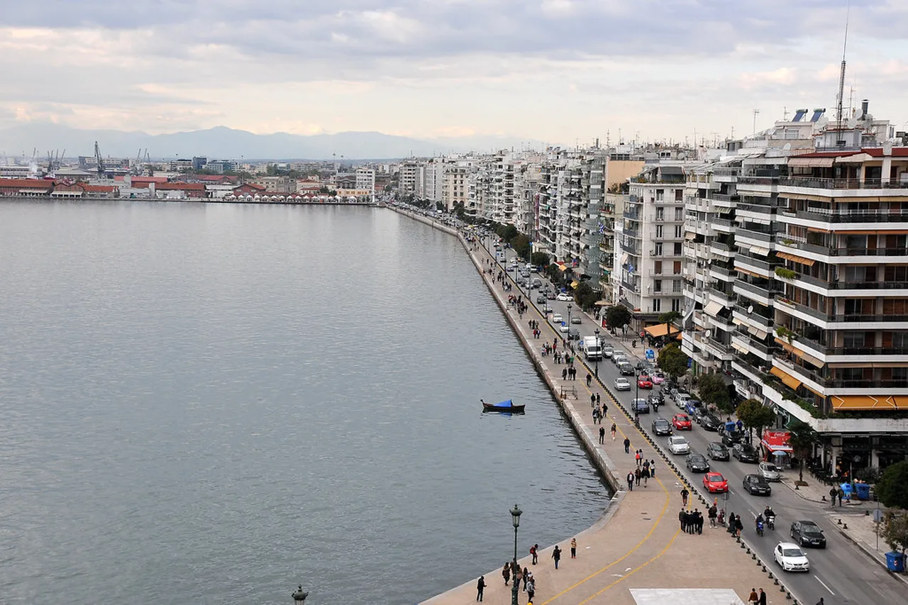 5. Experience the Vibrant Nightlife in Ladadika: Entertainment Hotspot