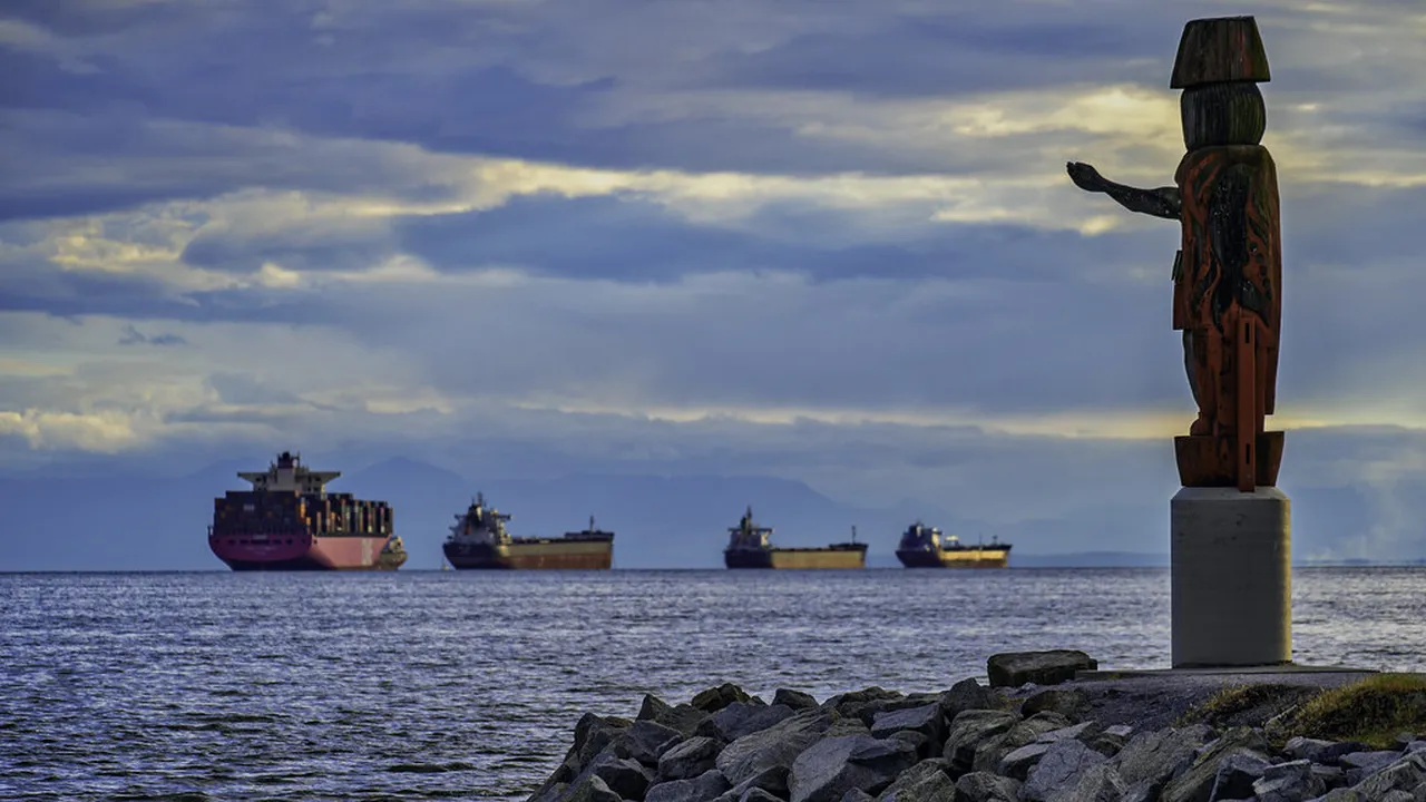 5. Experience the Vibrant Night Markets: A Cultural Feast