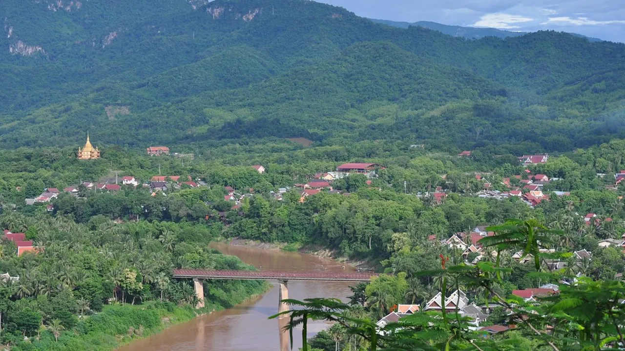 4. Explore the Unique Architecture of Patuxai Victory Monument