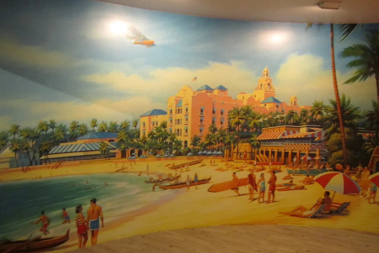 4. Stroll Along the Iconic Waikiki Promenade at Sunset