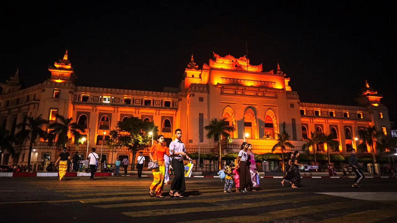 4. Chaukhtatgyi Pagoda: Home to a Reclining Buddha