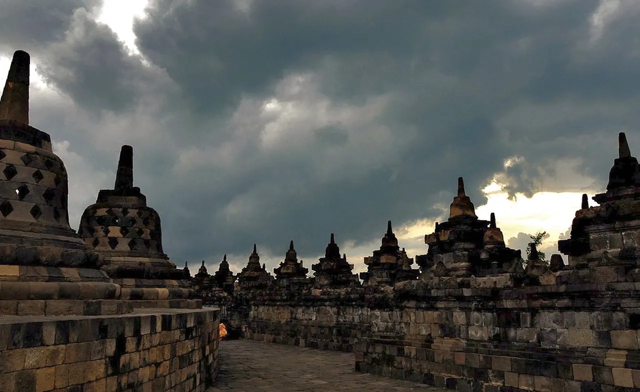 3. Visit the Sultan’s Palace: A Glimpse into Javanese Royalty