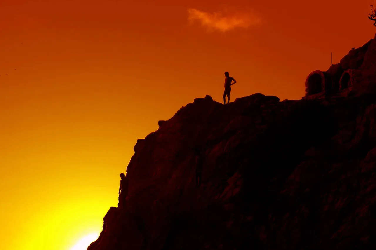 5. Experiencing the Vibrant Markets and Local Cuisine