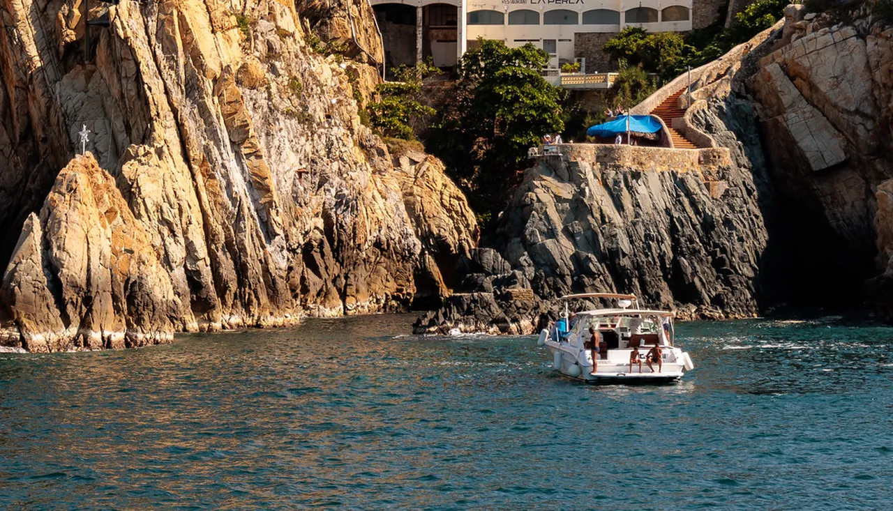 1. Visit the Iconic La Quebrada Cliffs: Cliff Divers in Action