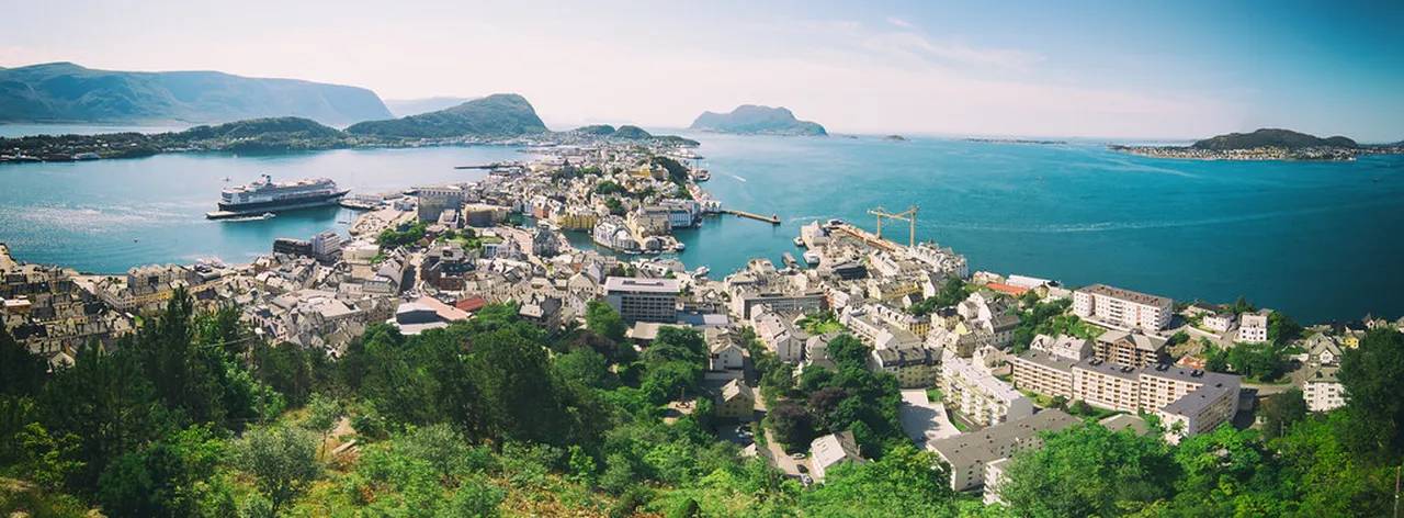 1. Hike to Aksla Viewpoint: A Panoramic View of Ålesund
