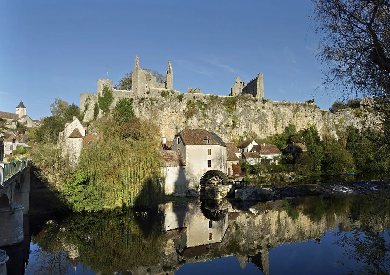 4. Experience the Scenic Loire River: Boat Tours and Views