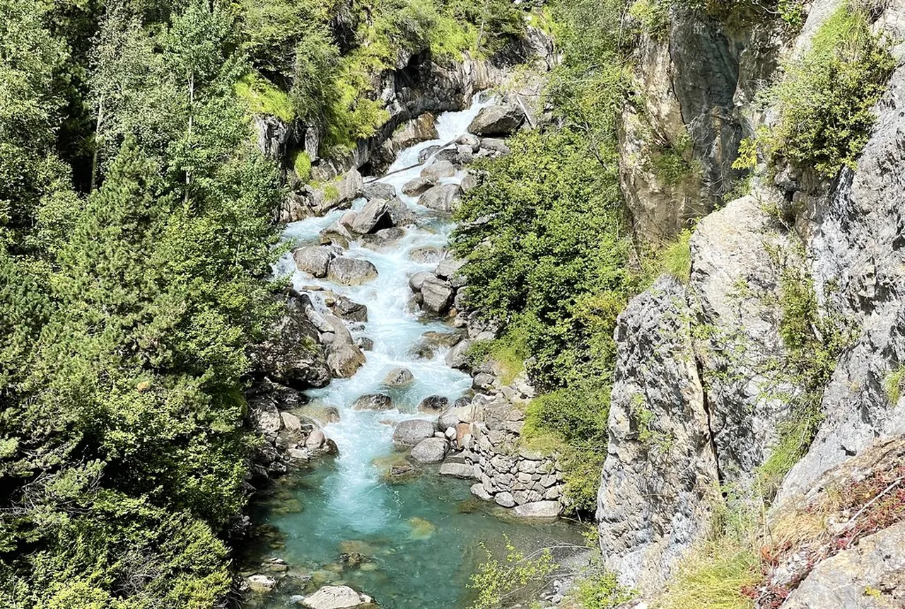 4. Nature Trails: Hiking and Biking Through Aspen’s Scenic Landscapes