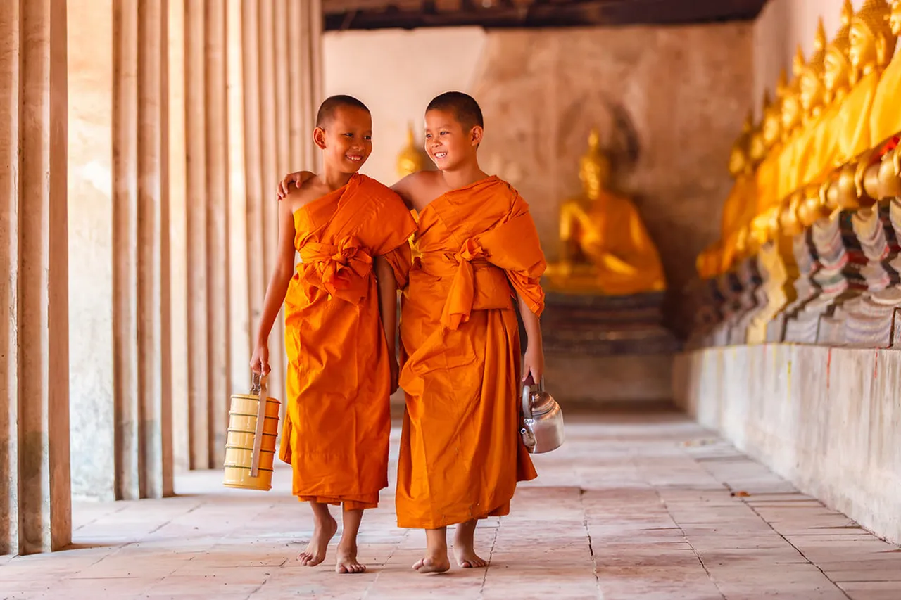 1. Wat Mahathat: The Temple of the Great Relic