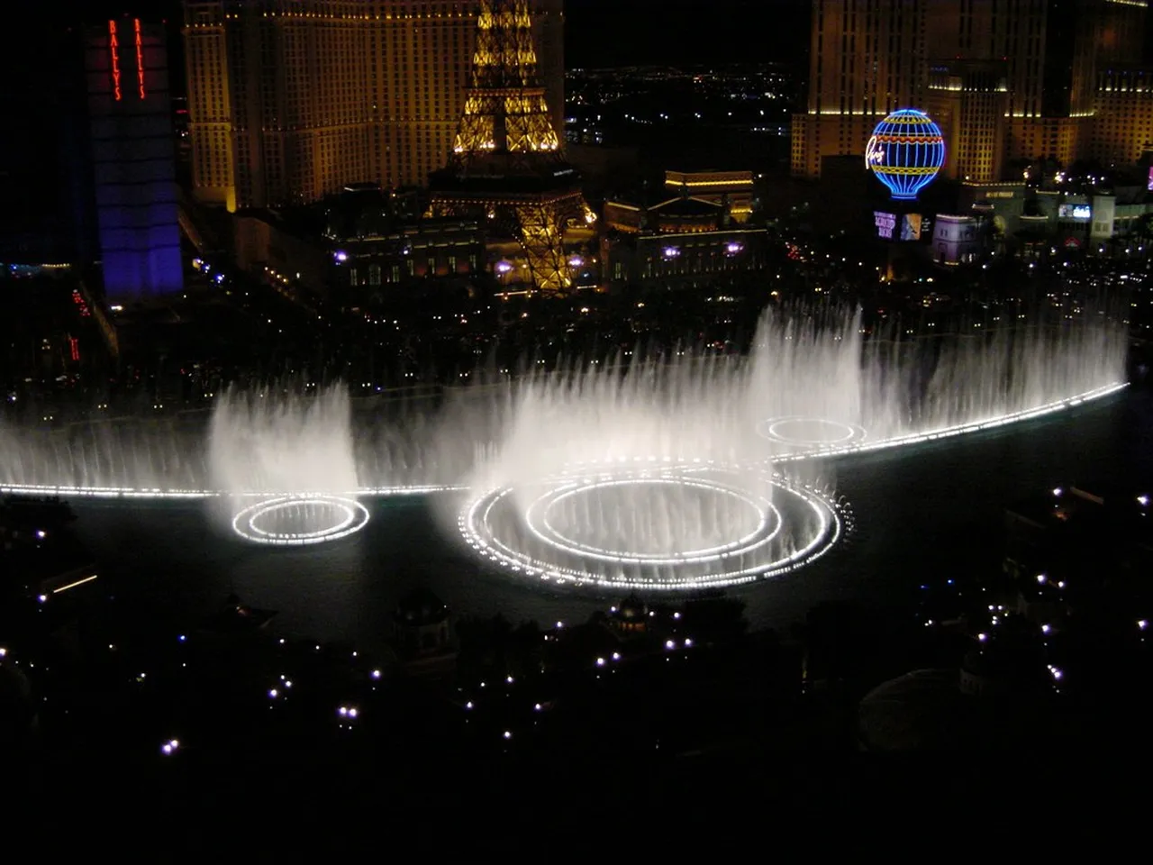 1. The Iconic Bellagio Fountains: A Dazzling Water Show