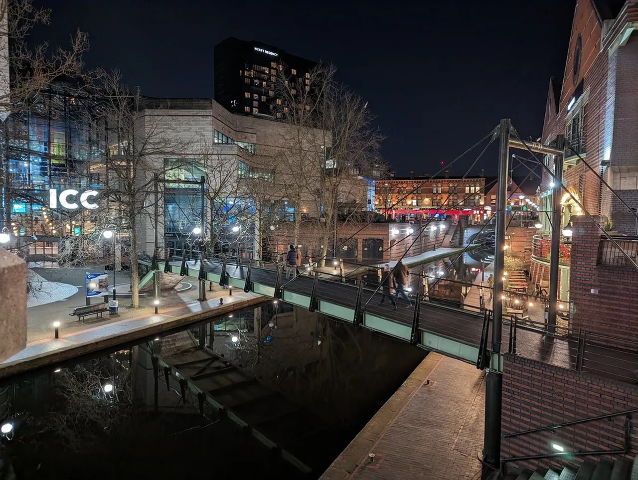 5. The Gorgeous Canals: A Romantic Evening Stroll