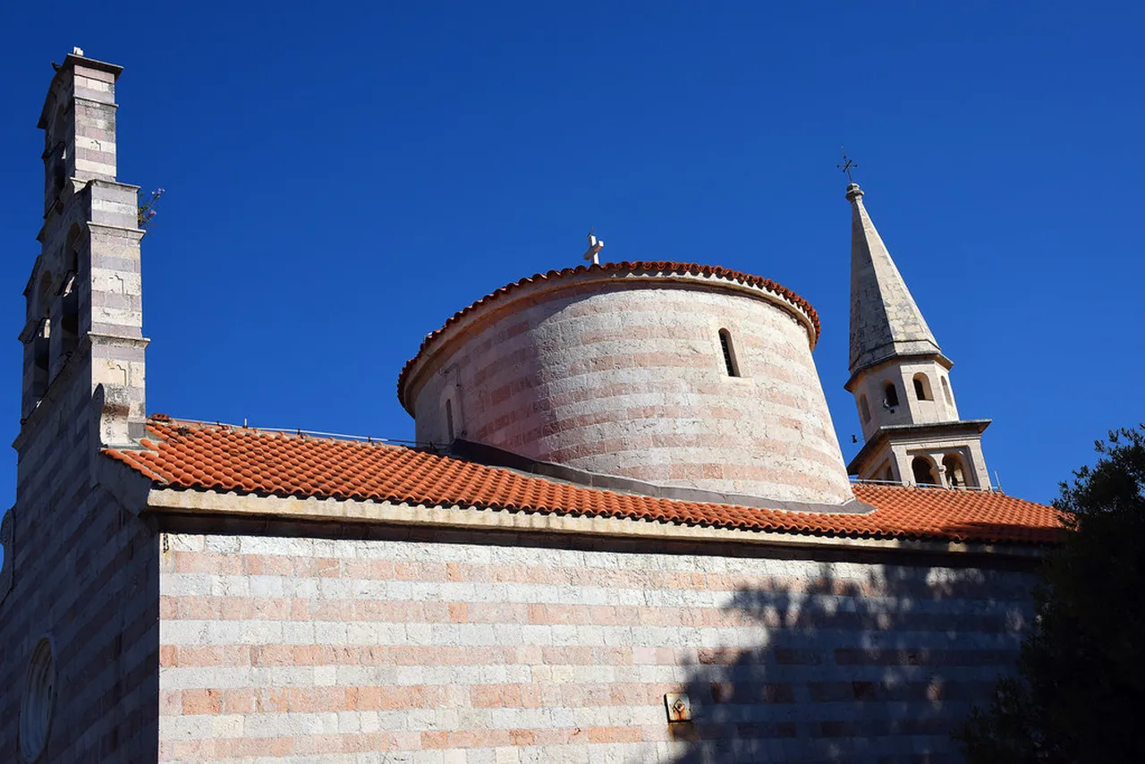 2. Enjoy Beachfront Cocktails at Mogren Beach Bar