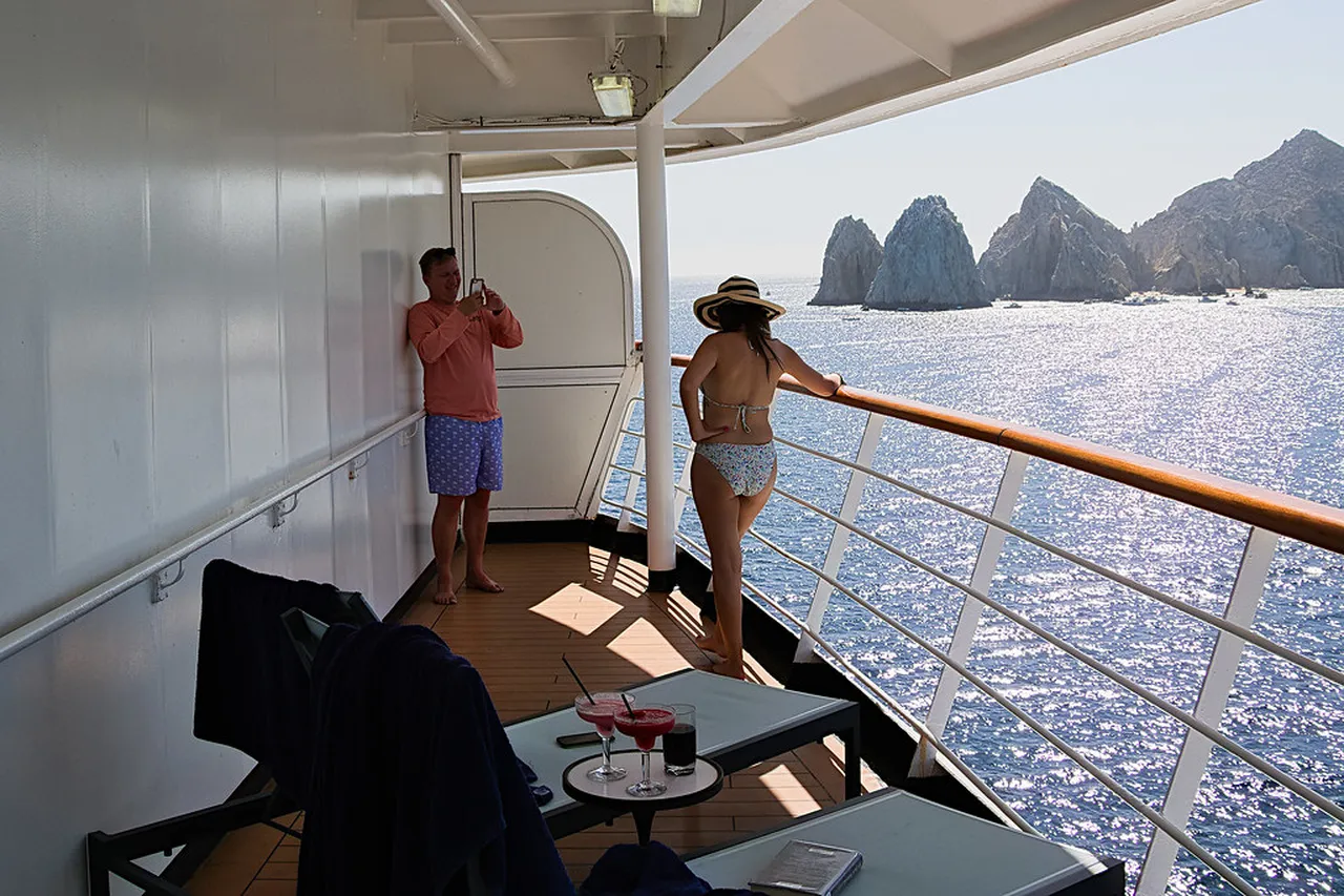 5. Experience Cabo San Lucas Nightlife: Bars and Clubs