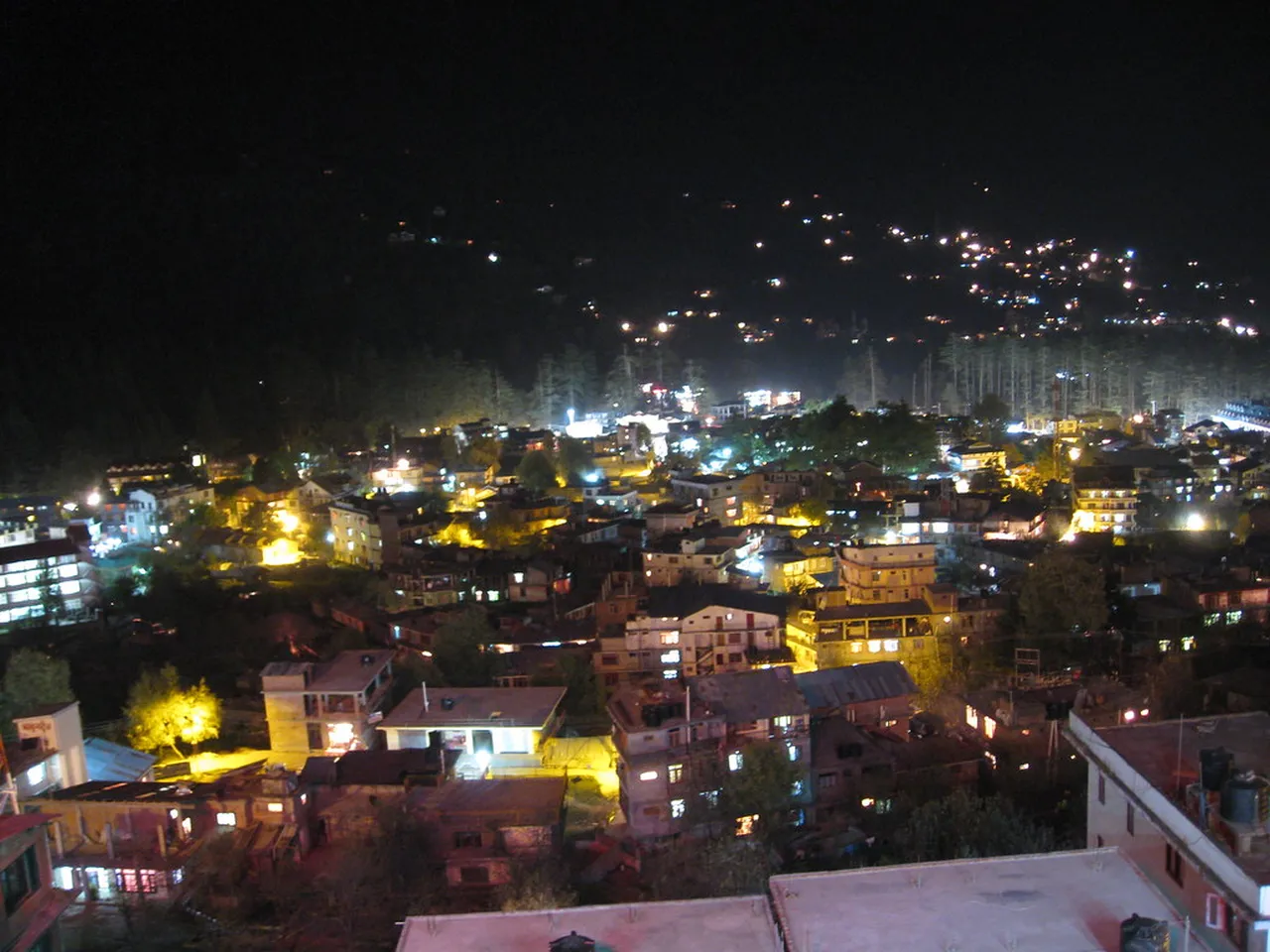 5. Experiencing the Local Cuisine: A Gastronomic Journey