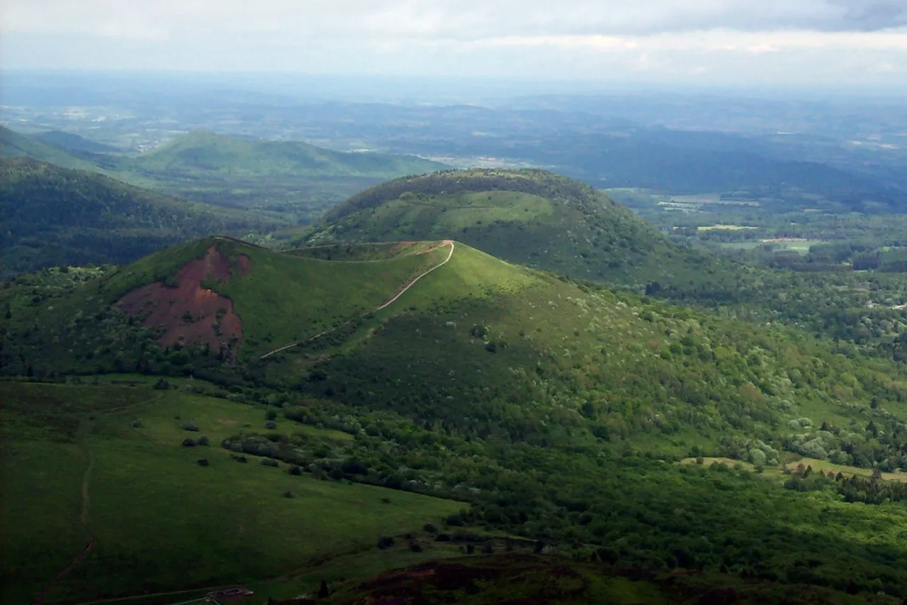 4. Enjoying Local Cuisine: A Taste of Auvergne
