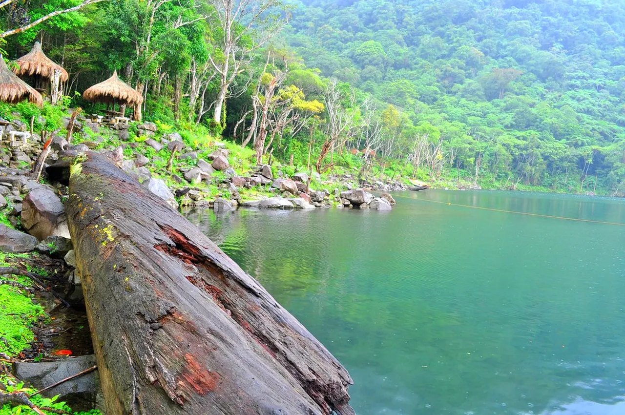 4. Island Hopping: Discovering Nearby Gems like Siquijor and Manjuyod