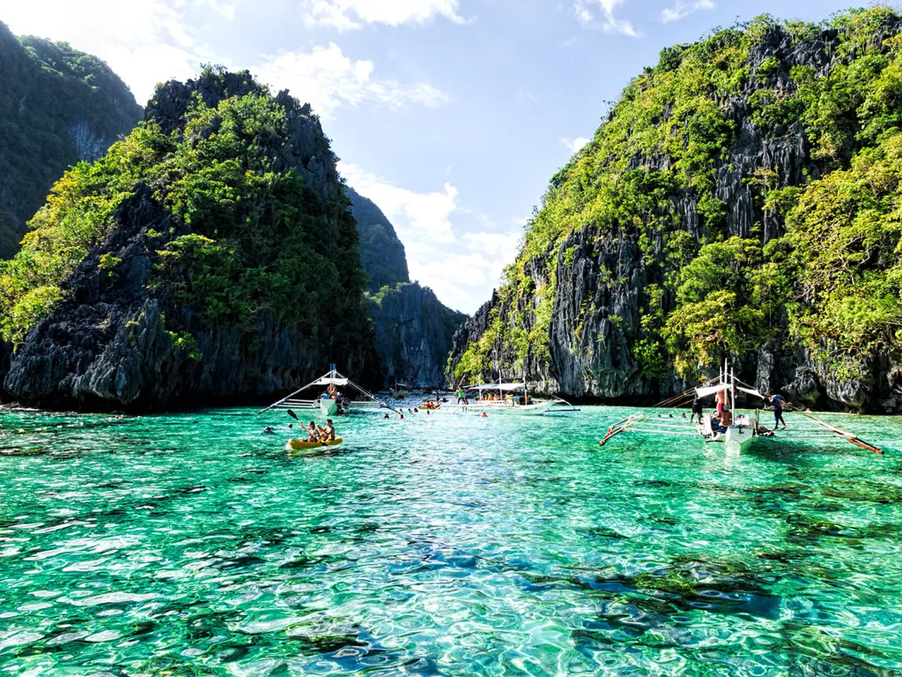 2. Island Hopping Tours: Discover the Hidden Gems of El Nido