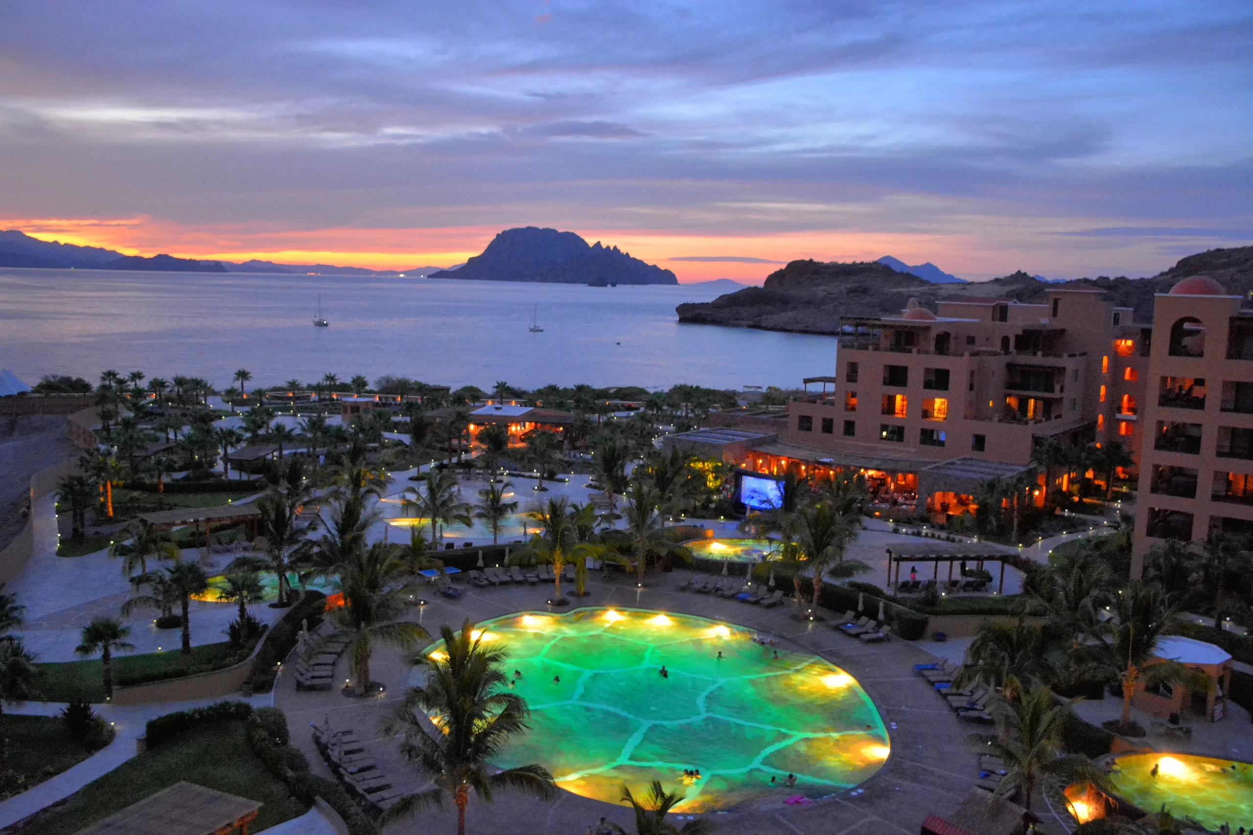 2. Nightclubs that Bring the Party to Life in Ensenada