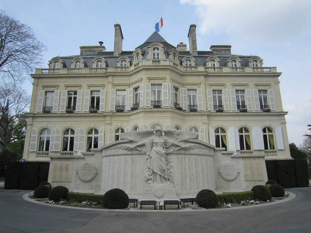 1. Visit the Avenue de Champagne: The Heart of Épernay Landmarks
