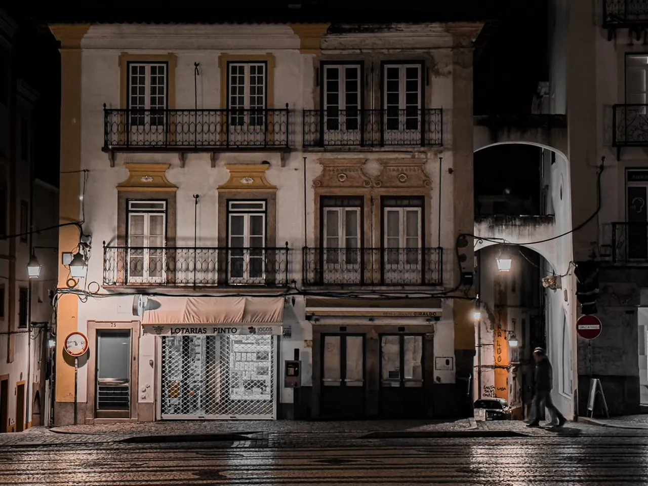 4. Praça do Giraldo: The Heart of Évora’s City Life