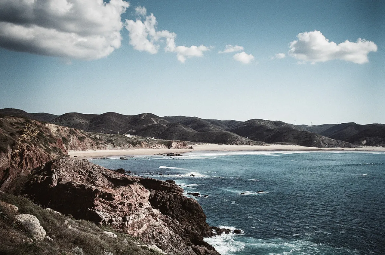 1. Discovering the Algarve Coast: Breathtaking Boat Tours